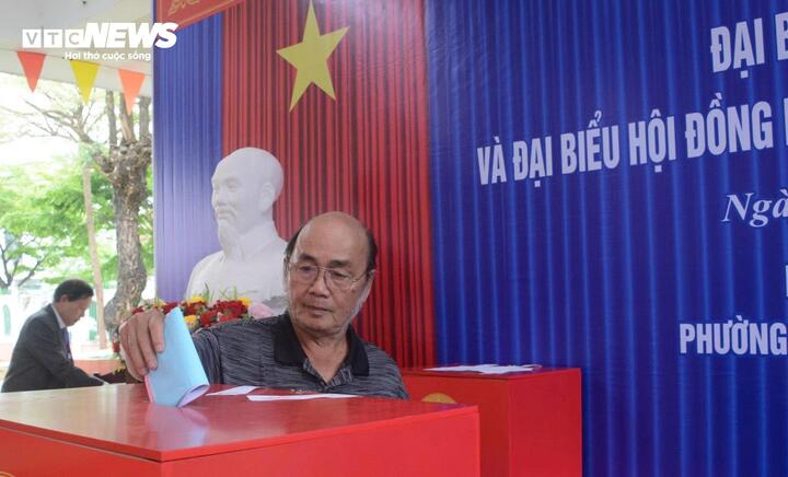 Theo vị Ủy viên Hội đồng Bầu cử quốc gia, không khí ngày bầu cử tại Đà Nẵng diễn ra phấn khởi, trật tự. Nhiều cử tri, trong đó có những người trên 90 tuổi đã nhiều lần tham gia bầu cử, vẫn trực tiếp đến điểm bỏ phiếu để thực hiện quyền và nghĩa vụ công dân, mong muốn lựa chọn những đại biểu xứng đáng đại diện cho ý chí và nguyện vọng của Nhân dân.