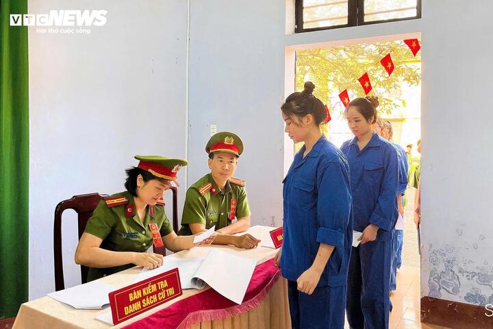 Danh sách các cử tri đặc biệt này được các cán bộ công an kiểm tra kỹ càng, minh bạch, đúng quy định.