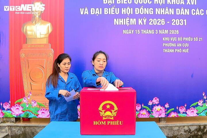 Các cử tri tại Trại tạm giam Công an TP Huế thực hiện bỏ phiếu bầu ra đại biểu Quốc hội và HĐND các cấp.