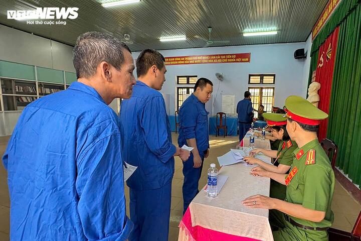 Công an TP Huế phối hợp, tổ chức cho 580 người bị tạm giam, tạm giữ tại Trại tạm giam Công an thành phố bầu cử.