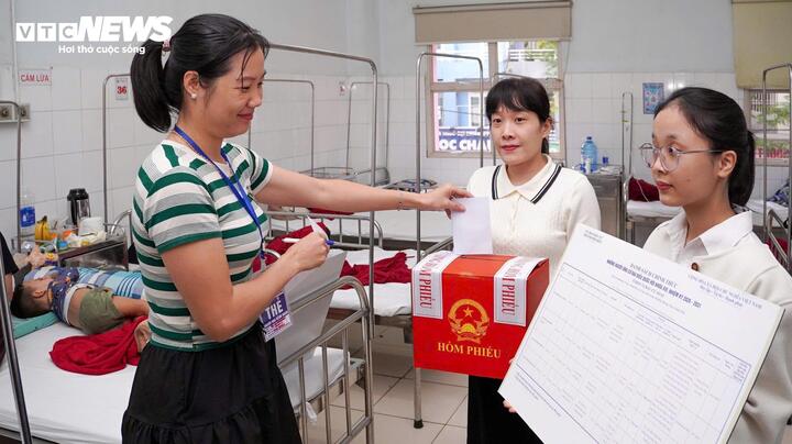 Người nhà đang chăm sóc bệnh nhân nặng cũng tham gia bỏ phiếu ngay tại bệnh viện
