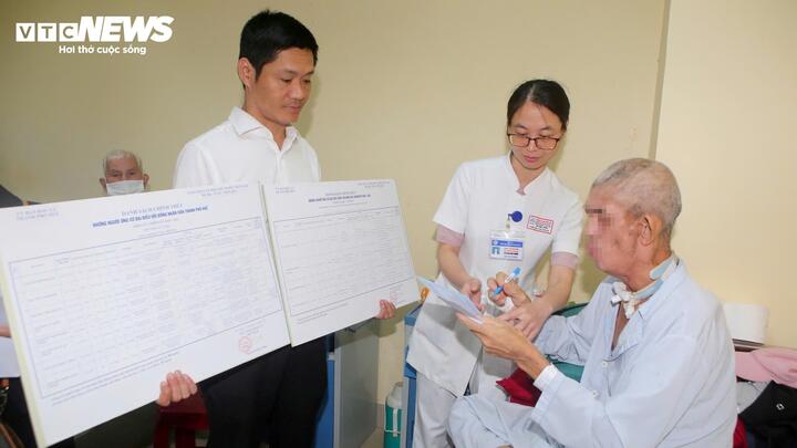 Cử tri được cán bộ hướng dẫn, phổ biến nhiệt tình trước khi bỏ phiếu bầu cử đúng quy định