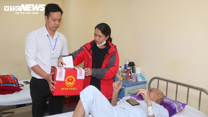 Các cử tri đang bệnh nặng chưa thể đi lại được cán bộ mang thùng phiếu đến tận giường để bỏ phiếu.