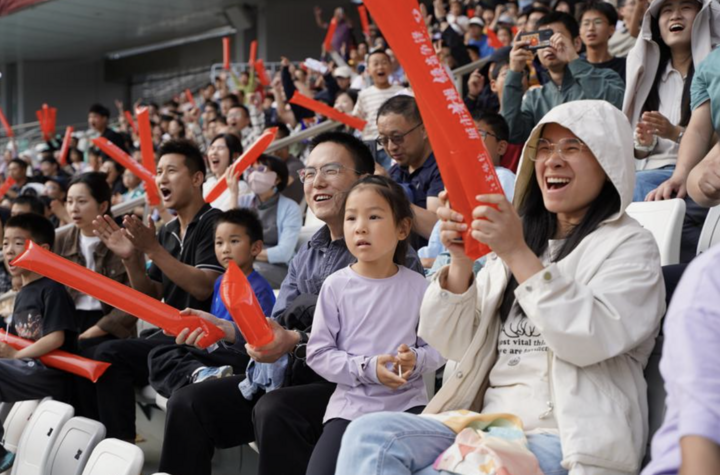 Người hâm mộ Tô Châu cổ vũ đội bóng địa phương trong trận đấu vòng đầu tiên gặp Tô Khánh, ngày 10/5/2025. (Nguồn: Xinhua)