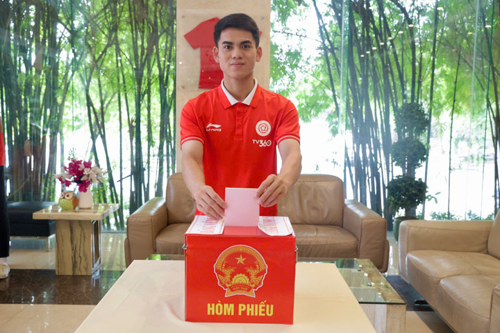 Khuất Văn Khang và các cầu thủ Thể công Viettel bỏ phiếu tại địa điểm lưu trú khi chuẩn bị cho trận đấu tối nay.