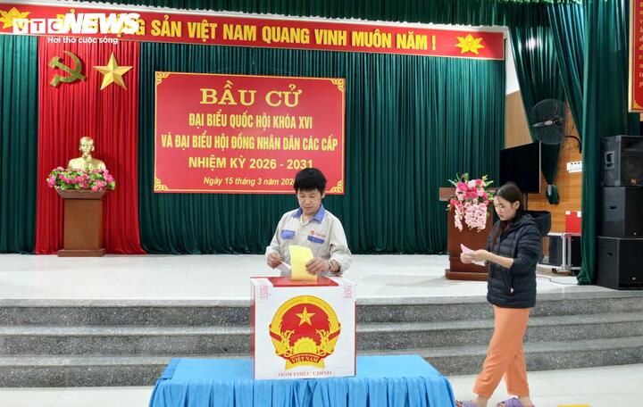 Người lao động tạm trú trên địa bàn đi bỏ phiếu bầu cử.