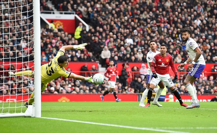 Martinez cứu thua cho Aston Villa. (Ảnh: Reuters)