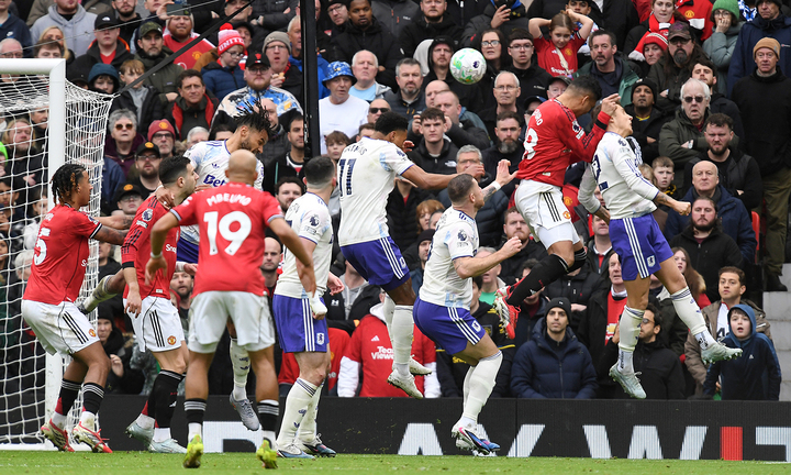 Có 4 cầu thủ phòng ngự Aston Villa gần vị trí Casemiro nhưng không ai chọn đúng điểm rơi. (Ảnh: Reuters)