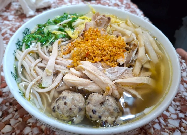 Món ăn nổi tiếng Hà Nội không chỉ hấp dẫn bởi hương vị mà còn ở nguồn gốc tên gọi. (Ảnh: Minh Pham)