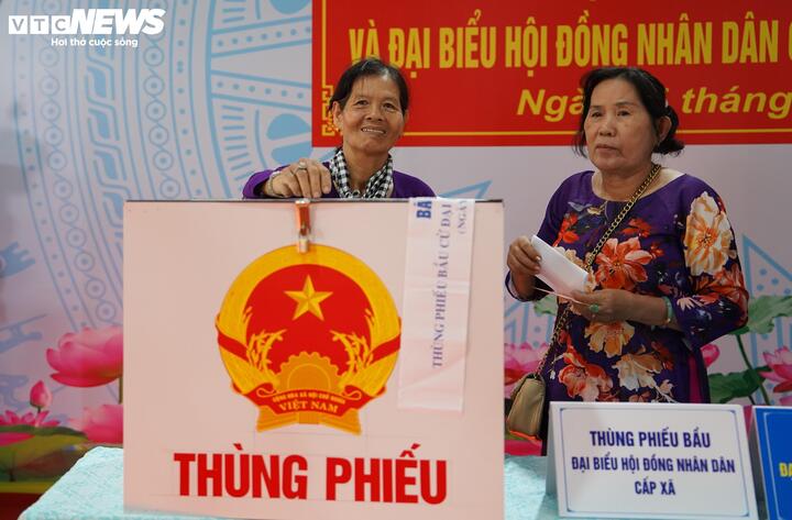 Chủ tịch Quốc hội ghi nhận và biểu dương các thành viên Hội đồng bầu cử quốc gia, Ủy ban bầu cử các cấp, ban bầu cử và tổ bầu cử đã triển khai nghiêm túc các văn bản hướng dẫn của Trung ương, bảo đảm công tác chuẩn bị được thực hiện chặt chẽ. Ông đồng thời đề nghị các đơn vị tiếp tục theo dõi sát tình hình, chủ động chỉ đạo, điều hành để cuộc bầu cử diễn ra thuận lợi, đúng quy định.