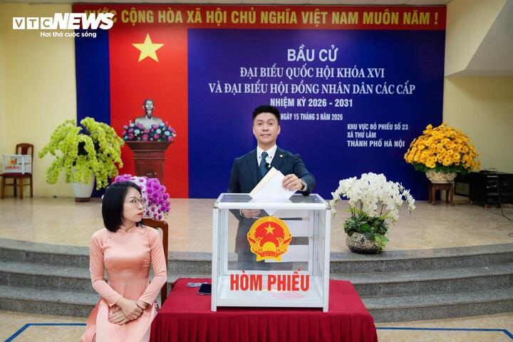 Anh Nguyễn Duy Anh trực tiếp thực hiện quyền và nghĩa vụ của một công dân, tham gia bầu cử tại điểm bầu cử số 23, xã Thư Lâm, Hà Nội.