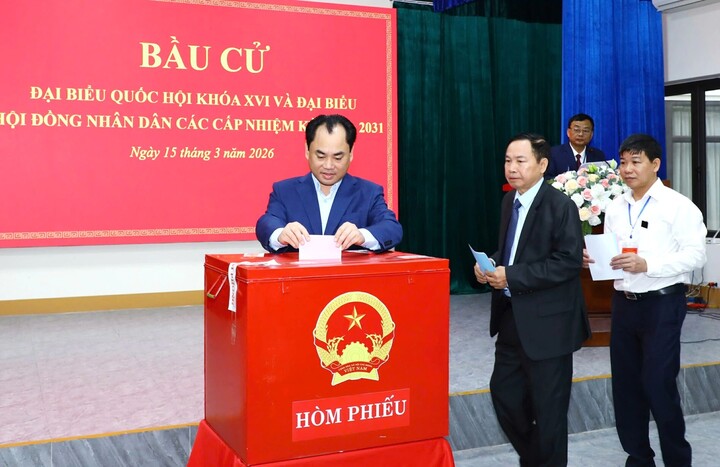 Ông Trịnh Việt Hùng, Ủy viên Trung ương Đảng, Thứ trưởng Thường trực Bộ Nông nghiệp và Môi trường, bỏ phiếu tại khu vực bỏ phiếu số 6, phường Phan Đình Phùng, tỉnh Thái Nguyên.