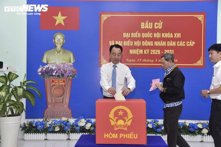 Chủ tịch UBND tỉnh Cà Mau Lữ Quang Ngời cùng các cử tri bỏ phiếu tại phường Bạc Liêu.