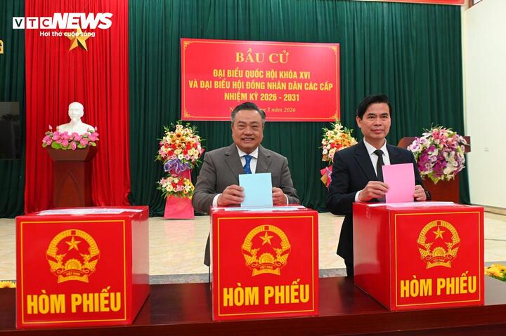 Ông Trần Sỹ Thanh, Ủy viên Bộ Chính trị, Bí thư Trung ương Đảng, Chủ nhiệm Ủy ban Kiểm tra Trung ương (bên trái) và ông Hoàng Quốc Khánh, Bí thư Tỉnh ủy Lạng Sơn bỏ phiếu bầu đại biểu Quốc hội khóa XVI và đại biểu HĐND các cấp nhiệm kỳ 2026-2031.