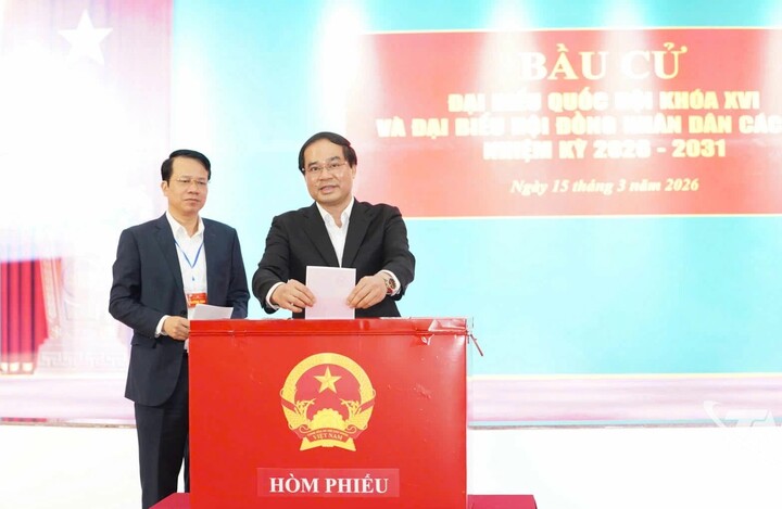 Bí thư Tỉnh ủy Thái Nguyên Trịnh Xuân Trường bỏ phiếu tại khu vực bỏ phiếu số 25, phường Phan Đình Phùng, tỉnh Thái Nguyên.