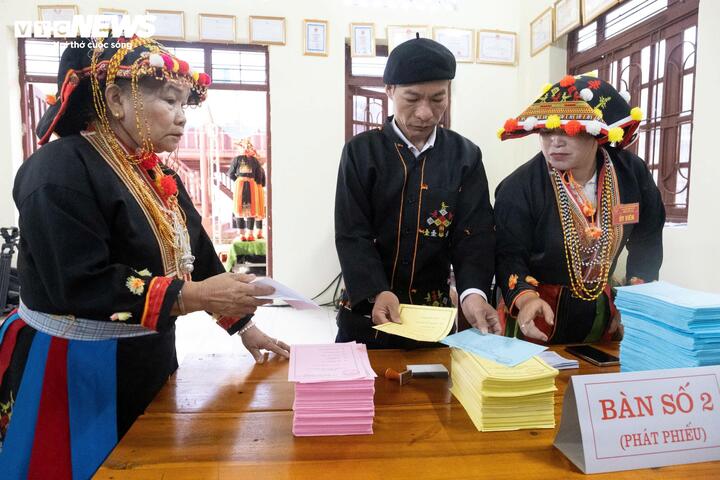 Khu vực phát phiếu bầu cử cho cử tri.