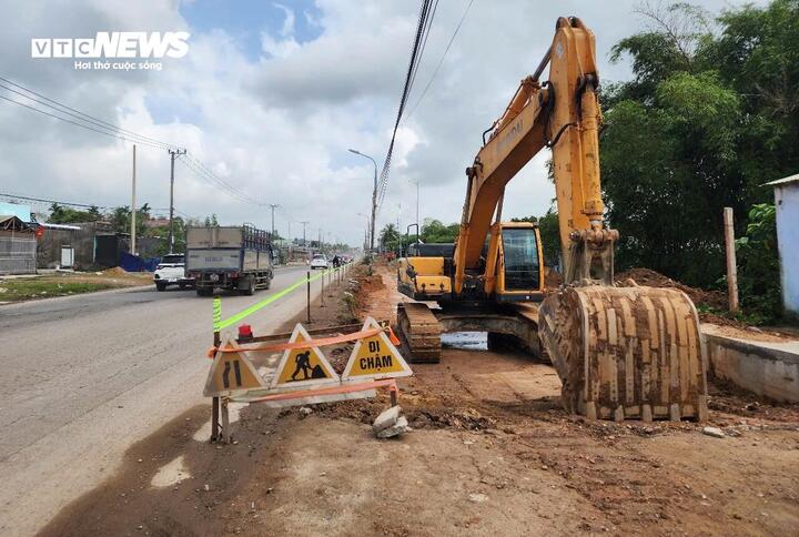 Liên quan đến tiến độ dự án, Sở Xây dựng TP Đà Nẵng cho biết khối lượng giải phóng mặt bằng của dự án khá lớn và có tính chất pháp lý phức tạp. Trong khi đó, nhân sự phục vụ công tác giải phóng mặt bằng còn hạn chế và thời gian qua phải tập trung thực hiện công tác giải phóng mặt bằng tuyến chính của dự án cao tốc Hòa Liên - Túy Loan theo chỉ đạo của Thủ tướng. Ngoài ra, Trung tâm phát triển quỹ đất TP sau khi sáp nhập cũng cần thời gian để ổn định tổ chức bộ máy trước khi triển khai các nhiệm vụ, phần nào ảnh hưởng đến tiến độ chung của dự án.