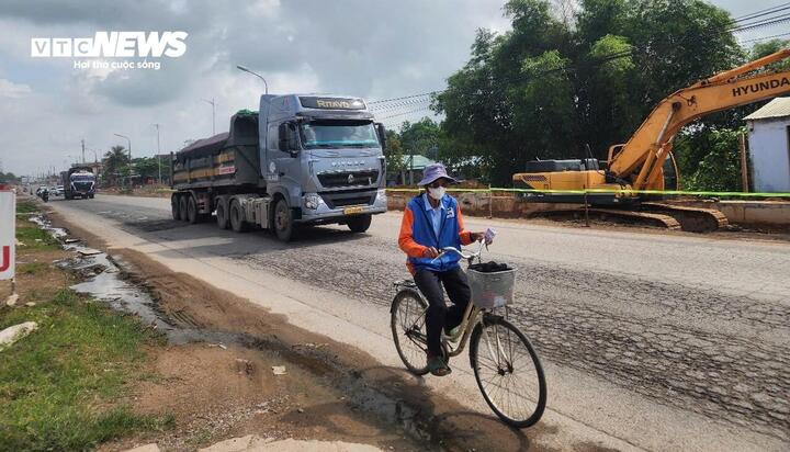 Mới đây, ông Lê Ngọc Quang - Bí thư Thành ủy Đà Nẵng, đã trực tiếp kiểm tra thực tế dự án và bày tỏ không hài lòng khi một công trình dài hơn 7,5 km nhưng sau hơn 2 năm triển khai vẫn chưa hoàn thiện. Ông Quang chỉ rõ việc chậm trễ kéo dài không chỉ gây khó khăn cho giao thông mà còn tiềm ẩn nguy cơ tai nạn, đồng thời tác động tiêu cực đến đời sống và hoạt động kinh doanh của người dân trong khu vực.