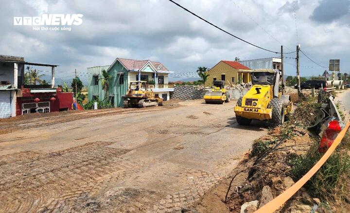 Anh Võ Minh Sơn (28 tuổi, trú xã Hòa Tiến) cho biết Quốc lộ 14B là tuyến giao thông quan trọng kết nối TP Đà Nẵng với khu vực Tây Nguyên nên mỗi ngày lượng phương tiện lưu thông qua lại rất lớn. Việc dự án triển khai quá chậm trong khi mặt đường lại hư hỏng nặng, đã ảnh hưởng rất lớn đến việc đi lại cũng như cuộc sống của nhiều hộ dân.