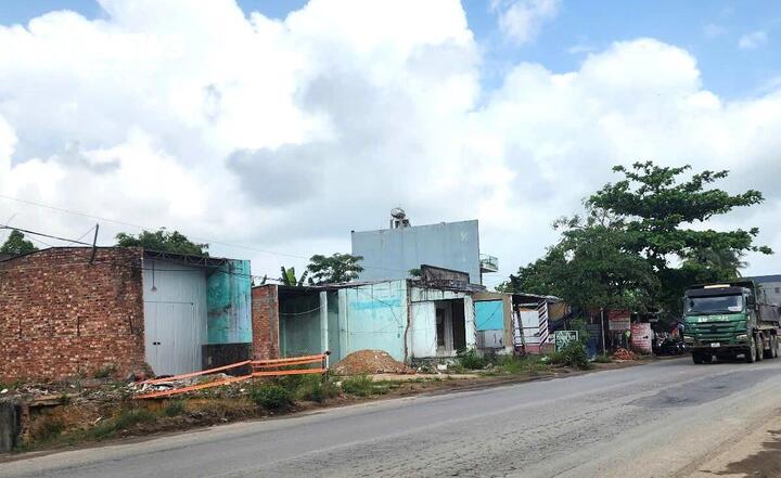 Bí thư Thành ủy Đà Nẵng cũng phê bình đơn vị thi công do còn hạn chế về máy móc, thiết bị và nhân lực, làm ảnh hưởng đến tiến độ dự án. Đồng thời, yêu cầu chủ đầu tư nghiêm túc thực hiện chỉ đạo của UBND TP Đà Nẵng, tăng cường phối hợp với các địa phương để giải quyết dứt điểm những tồn tại, đặc biệt là công tác giải phóng mặt bằng.