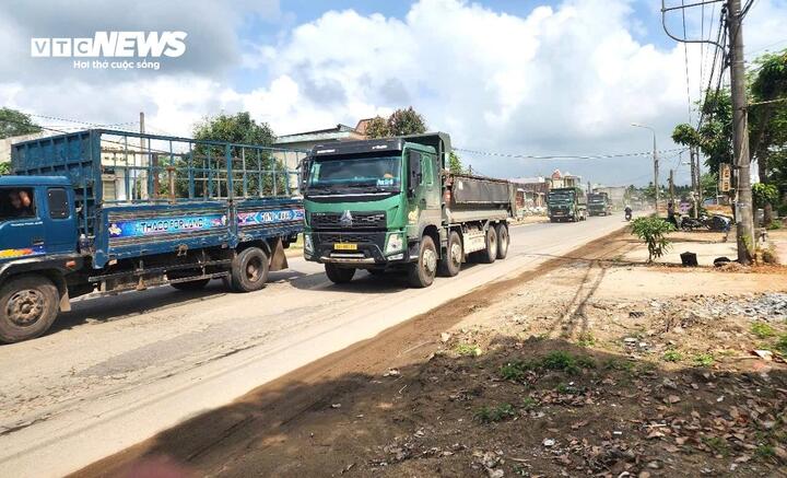 "Thời gian qua, mặt đường Quốc lộ 14B xuống cấp nghiêm trọng khiến người tham gia giao thông không khỏi bất an. Đặc biệt vào ban đêm, đường tối, những người không quen đường rất dễ bị té ngã" - anh Sơn nói.