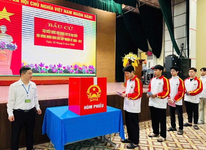 Hơn 600 cử tri là các nhà khoa học, giảng viên, sinh viên đã tham gia bầu cử tại khu vực bỏ phiếu số 14, Trường Đại học Kỹ thuật công nghiệp Thái Nguyên, phường Tích Lương, tỉnh Thái Nguyên.