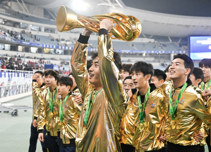 Đội bóng Thai Châu ăn mừng chiến thắng sau khi giành chức vô địch Giải Siêu hạng Giang Tô năm 2025. (Nguồn: Xinhua)