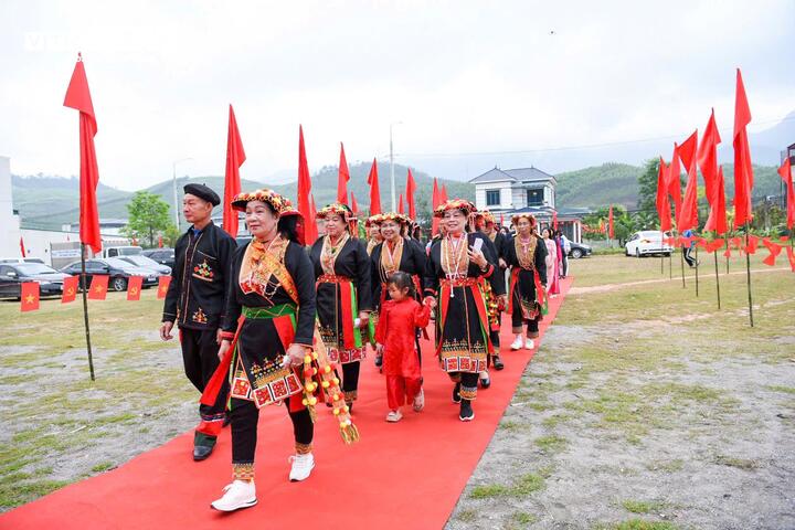 Người dân xã Tây Yên Tử, tỉnh Bắc Ninh đi bỏ phiếu bầu cử đại biểu Quốc hội khóa XVI và HĐND các cấp nhiệm kỳ 2026-2031.