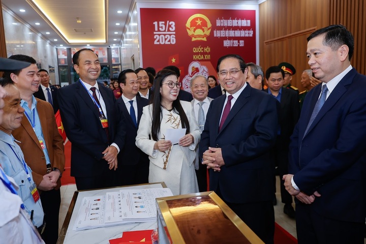 Thủ tướng Phạm Minh Chính cùng Phu nhân tại khu vực bỏ phiếu.