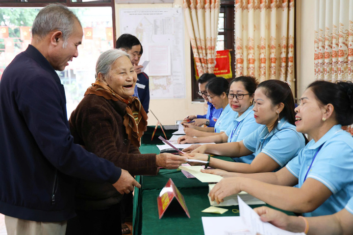 Người dân phấn khởi tham gia bầu cử trên địa bàn xã Chương Dương.