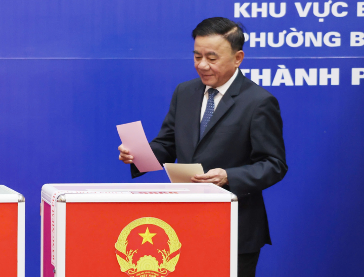 Ủy viên Bộ Chính trị, Thường trực Ban Bí thư Trần Cẩm Tú tham gia bỏ phiếu tại khu vực bỏ phiếu số 2, phường Ba Đình, Hà Nội - Ảnh: VGP