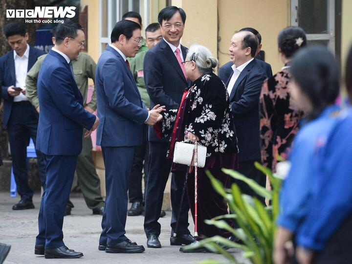 Cùng tham gia tại điểm bỏ phiếu này có Ủy viên Bộ Chính trị, Thường trực Ban Bí thư Trần Cẩm Tú, các Ủy viên Bộ Chính trị, Bí thư Trung ương Đảng: Trưởng Ban Tổ chức Trung ương Lê Minh Hưng, Chánh Văn phòng Trung ương Đảng Phạm Gia Túc; Ủy viên Bộ Chính trị, Bí thư Thành ủy Hà Nội Nguyễn Duy Ngọc…