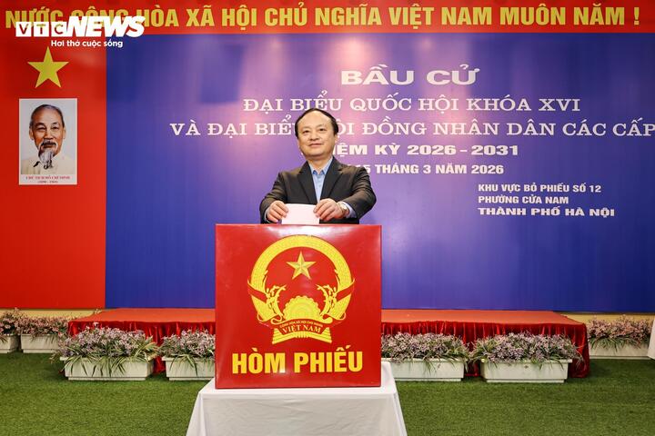 Sau khi nhận phiếu và nghiên cứu danh sách các ứng cử viên, Tổng Giám đốc VOV Đỗ Tiến Sỹ đã thực hiện quyền bầu cử.