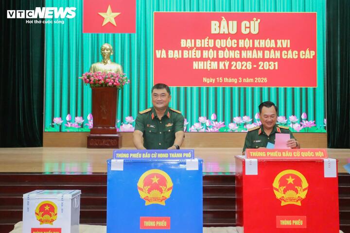 Dự và chủ trì lễ khai mạc tại Tổ bầu cử số 32 (khối cơ quan Quân khu) có Trung tướng Lê Xuân Thế, Ủy viên Ban Chấp hành Trung ương Đảng, Tư lệnh Quân khu; Trung tướng Trần Vinh Ngọc, Bí thư Đảng ủy, Chính ủy Quân khu cùng các đồng chí trong Ban Thường vụ Đảng ủy, Thủ trưởng Bộ Tư lệnh và các cơ quan Quân khu.