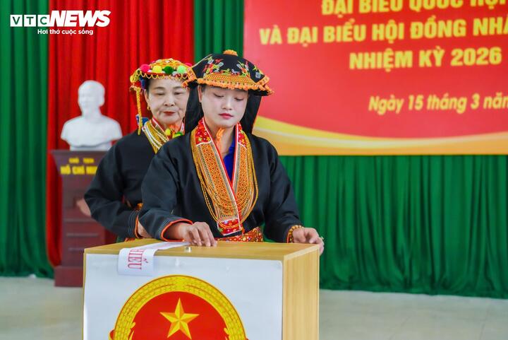 Người dân xã Tây Yên Tử, Bắc Ninh đi bỏ phiếu bầu cử.