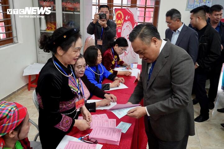 Chủ nhiệm Ủy ban Kiểm tra Trung ương Trần Sỹ Thanh nhận phiếu bầu cử.