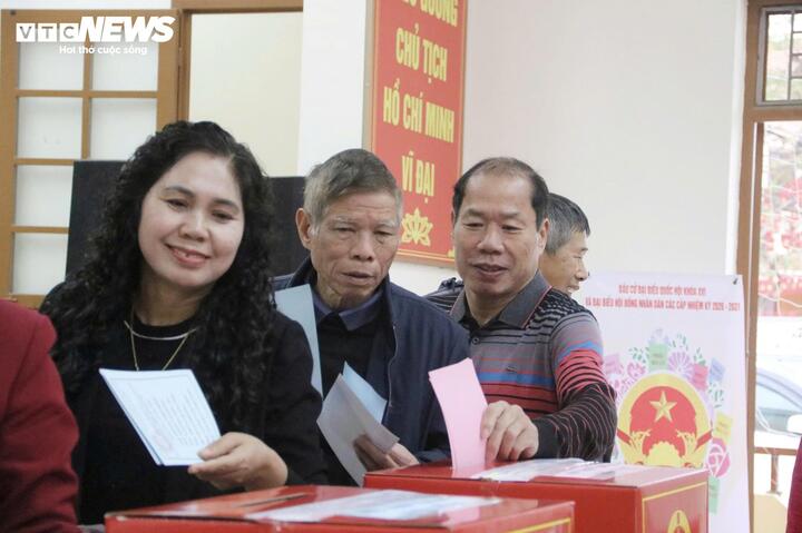 Theo đó, tỉnh Lạng Sơn bầu 7 đại biểu Quốc hội khóa XVI; HĐND tỉnh nhiệm kỳ 2026-2031 bầu 50 đại biểu; HĐND cấp xã bầu 1.271 đại biểu. Toàn tỉnh có 3 đơn vị bầu cử đại biểu Quốc hội; 13 đơn vị bầu cử đại biểu HĐND tỉnh và 328 đơn vị bầu cử đại biểu HĐND xã, phường nhiệm kỳ 2026-2031.