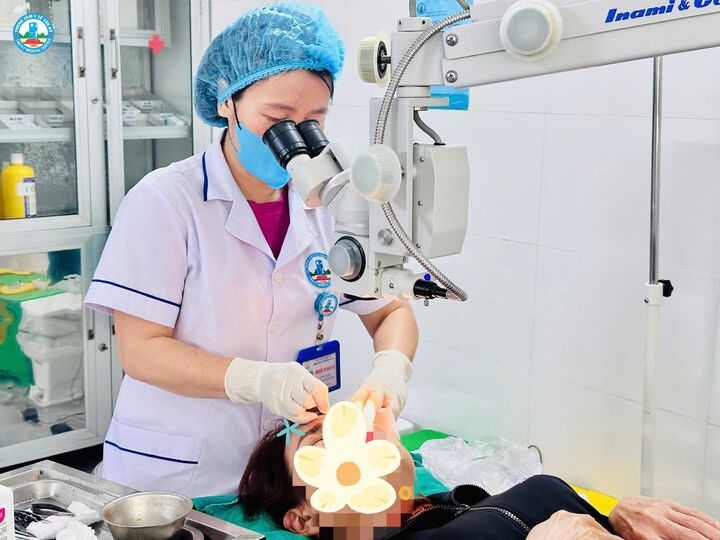 Bác sĩ Trung tâm Y tế Tân Kỳ (Nghệ An) đang khám mắt cho bệnh nhân N.T.H