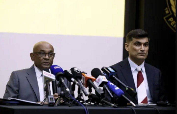 Phó Tổng thư ký AFC Vahid Kardany (bên phải) cho biết vấn đề lớn nhất của FAM nằm ở "văn hoá làm việc không lành mạnh". (Nguồn: The Star)