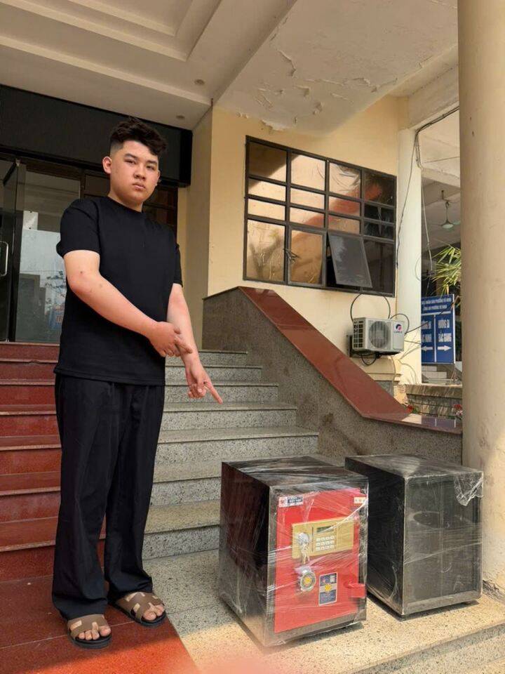 Nguyễn Gia Huy và tang vật vụ án tại cơ quan Công an. (Ảnh: Công an Bắc Ninh).