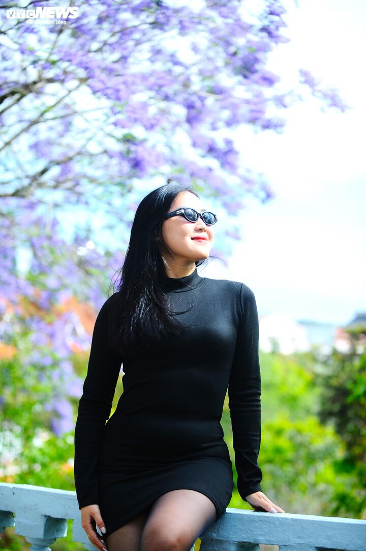 Du khách từ khắp nơi tìm về, chỉ để dạo bước dưới những con đường tím biếc, chụp một bức ảnh, hít hà cái nắng nhẹ đầu mùa và giữ lại cho mình một khoảnh khắc rất riêng của tháng Ba phố núi.