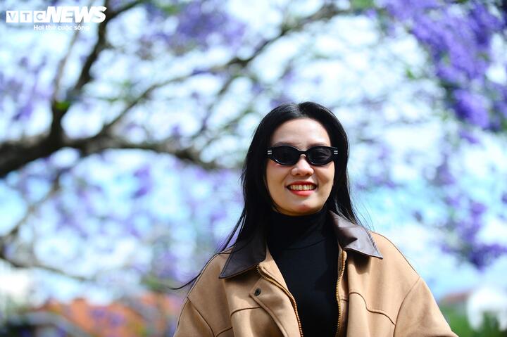 Chị Nguyễn Thị Kim Tuyền (du khách đến từ TP.HCM) rạng rỡ nói: "Tôi không ngờ hoa phượng tím lại đẹp như thế. Tôi như bị thôi miên vì màu tím này vì nó quá đẹp, quá dịu dàng".