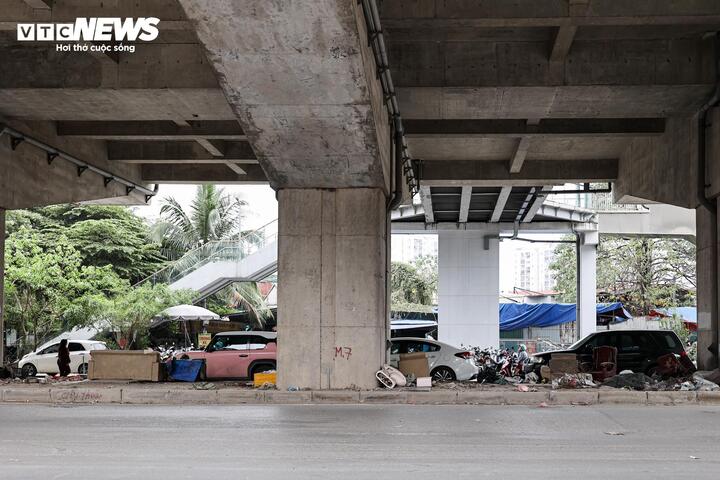 Dưới chân tuyến đường sắt đô thị Cát Linh - Hà Đông, nhiều khu vực bị lấn chiếm làm nơi kinh doanh, tập kết phế liệu và rác thải, gây ô nhiễm môi trường và ảnh hưởng mỹ quan đô thị.