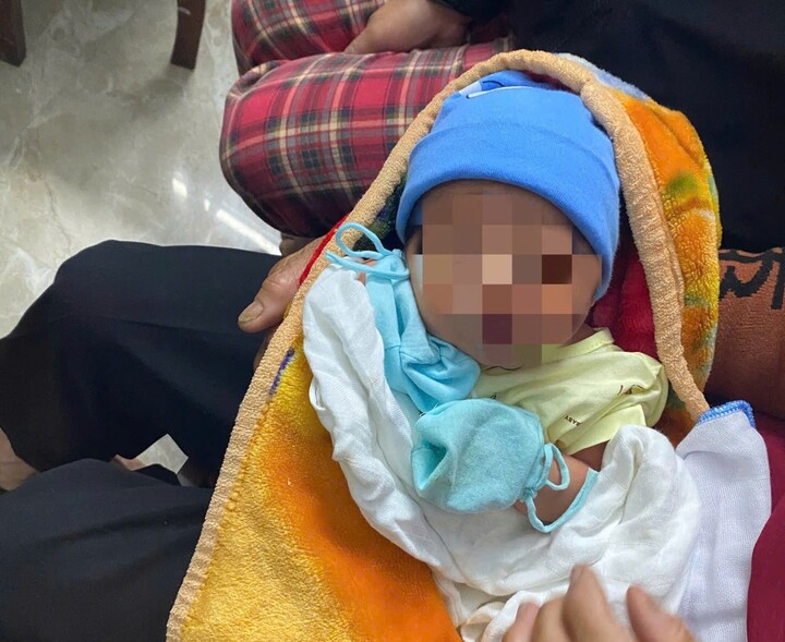 Bé trai sơ sinh khoảng 3-5 ngày tuổi bị bỏ rơi dưới hầm chui cao tốc ở Quảng Trị.