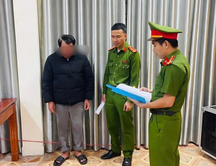 Công an thi hành quyết định khởi tố với ông Nguyễn U. (Ảnh: Công an Quảng Trị)