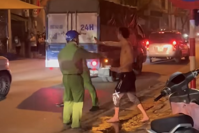 Lực lượng chức năng khống chế nam thanh niên có biểu hiện bất thường.