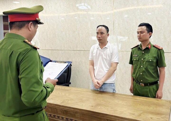 Cơ quan CSĐT Công an TP Đà Nẵng tống đạt các quyết định khởi tố đối với La Thế Quang. (Ảnh: C.A)