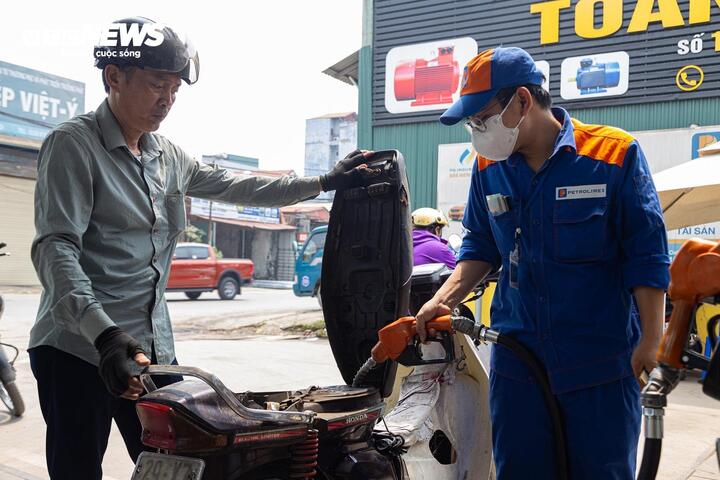 Giá xăng dầu được điều chỉnh tăng mạnh. (Ảnh: Minh Đức)