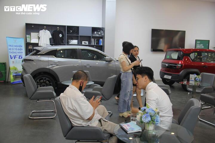 Khách tìm hiểu mua xe điện của VinFast. (Ảnh: Phạm Duy)