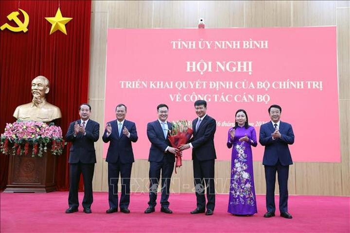 Thưởng trực Tỉnh ủy Ninh Bình tặng hoa chúc mừng Phó Bí thư Tỉnh ủy Ninh Bình Trần Đăng Quỳnh. (Ảnh: Đại Nghĩa/TTXVN)